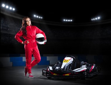 Kız karting yarışçı stadyum