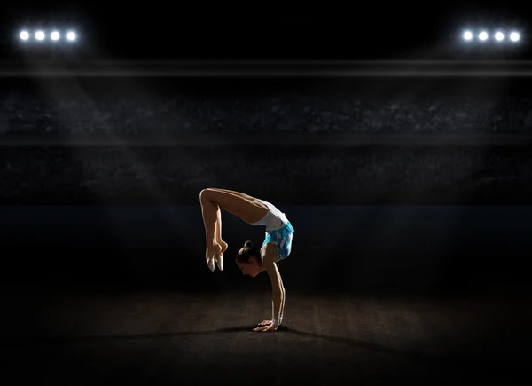 Chica comprometida gimnasia de arte en el pabellón de deportes — Foto de Stock