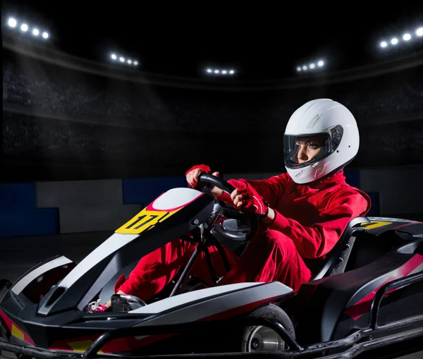 Flicka karting racer på stadium — Stockfoto