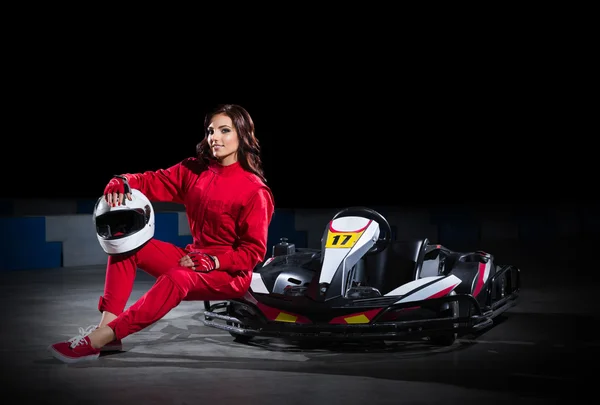 Genç kız karting yarışçısı — Stok fotoğraf