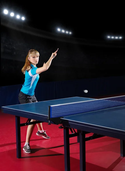 Chica jugador de tenis de mesa en el pabellón de deportes —  Fotos de Stock