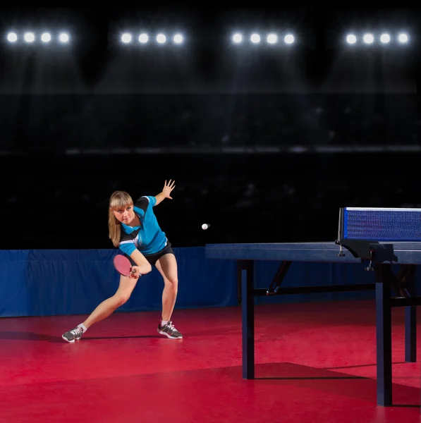 Chica jugador de tenis de mesa en el pabellón de deportes — Foto de Stock