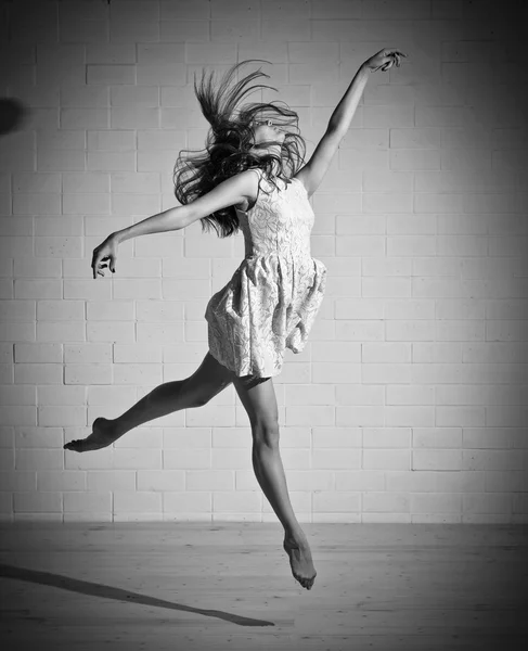 Tančící dívka v šatech (monochromatický ver) — Stock fotografie
