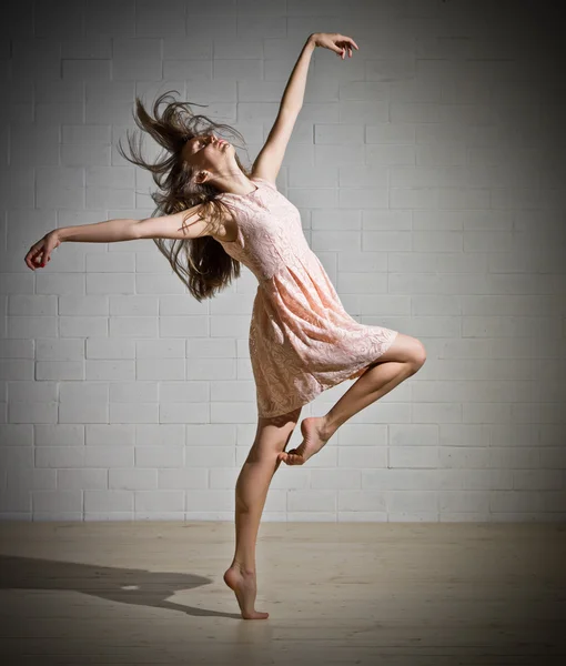Gadis menari dengan gaun — Stok Foto