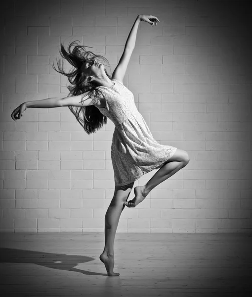 Dançando menina no vestido (monocromático ver ) — Fotografia de Stock
