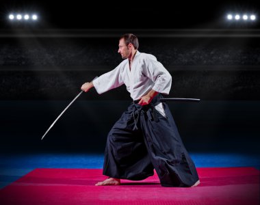 Kılıçla dövüş sanatları savaşçı