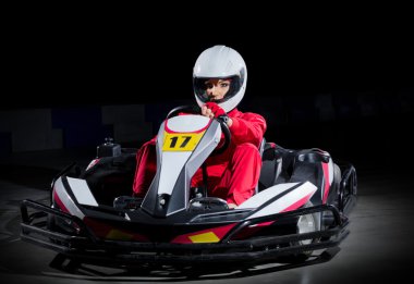 Genç kız karting sürücü