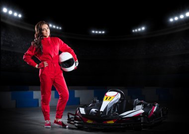 Genç kız karting sürücü