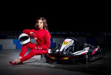 Genç kız karting sürücü