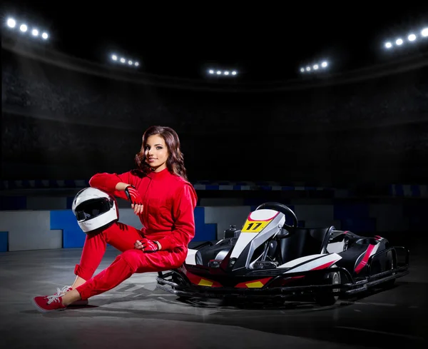Genç kız karting sürücü — Stok fotoğraf