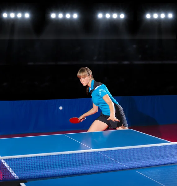 Ung flicka bordtennisspelare — Stockfoto