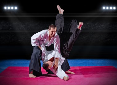 Spor Salonu, dövüş sanatları savaşçıları arasındaki mücadele