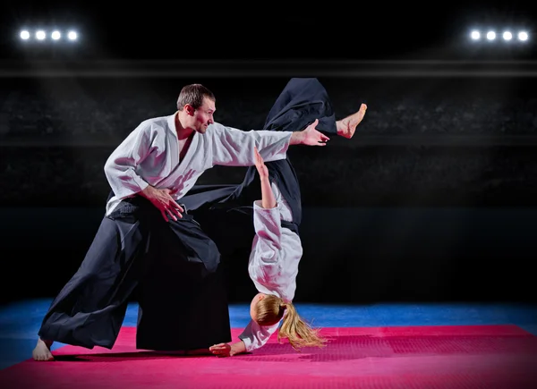 Боротьба між бійцями бойових мистецтв у спортивному залі — стокове фото