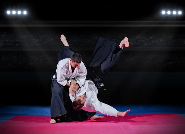 Combat entre combattants des arts martiaux à la salle de sport — Photo
