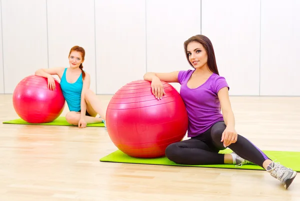 Two girls at fitness club — Stock Photo, Image