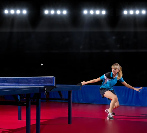 Chica joven jugador de tenis de mesa — Foto de Stock