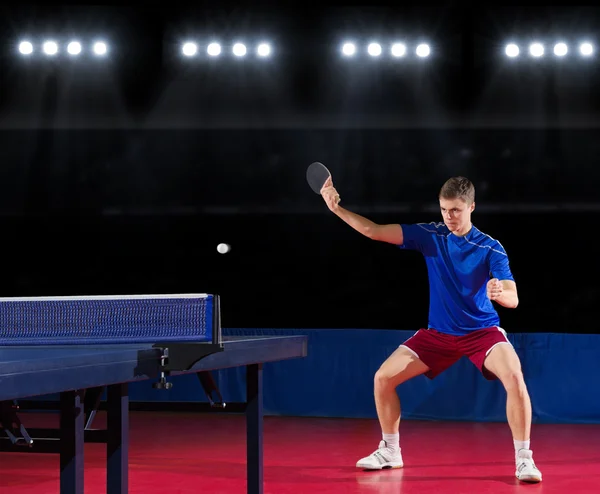 Bordtennisspelare på sporthallen — Stockfoto