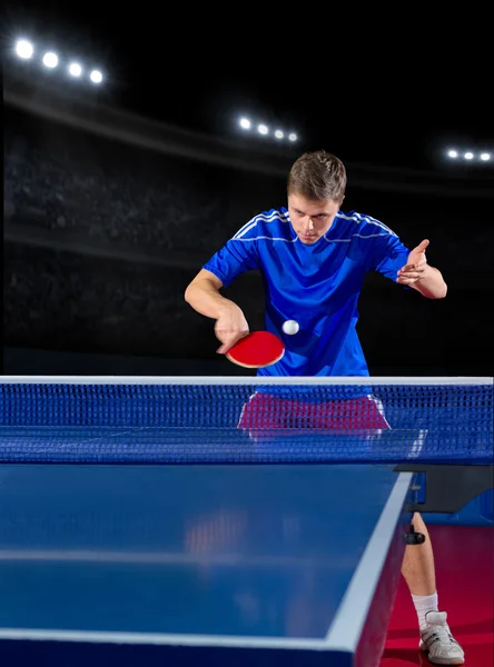 Jugador de tenis de mesa en el pabellón deportivo — Foto de Stock
