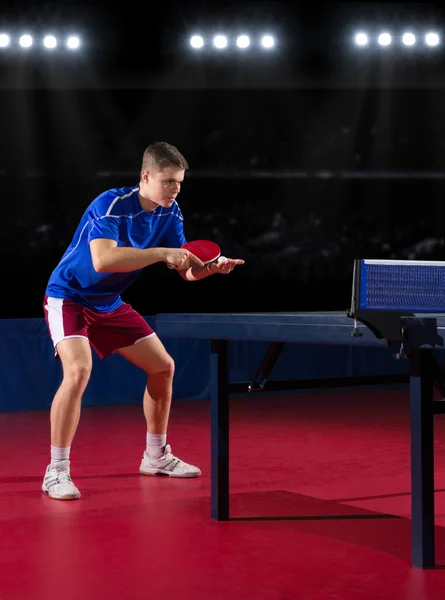 Jugador de tenis de mesa en el pabellón deportivo — Foto de Stock