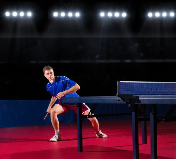 Giocatore di ping pong al palazzetto dello sport — Foto Stock