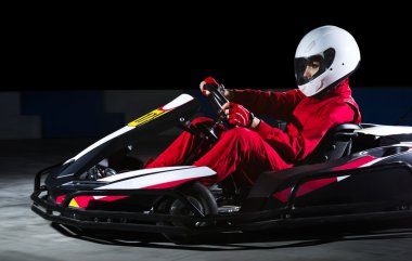 Genç kız karting yarışçısı