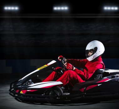 Genç kız karting yarışçısı