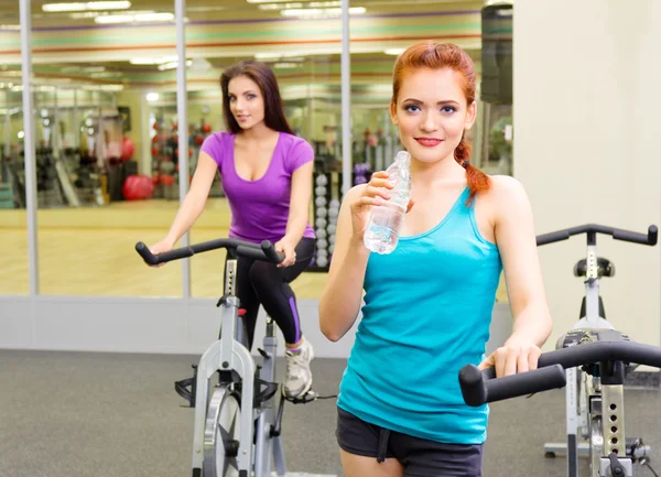 Meninas em fitness club — Fotografia de Stock