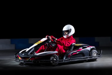 Genç kız karting yarışçısı