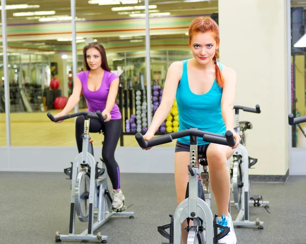 Twee meisjes op fitnessclub — Stockfoto