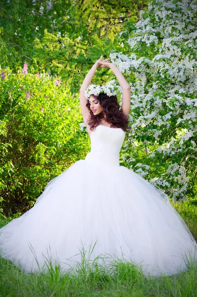 Невеста на фоне цветущих яблонь — стоковое фото