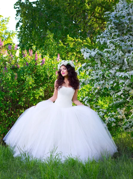 Невеста на фоне цветущих яблонь — стоковое фото