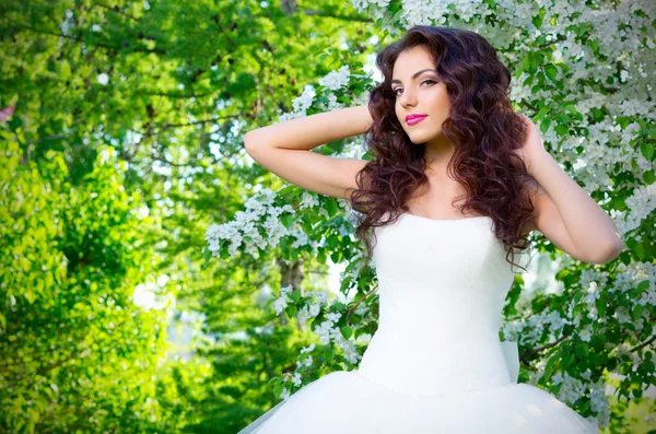 Sposa sullo sfondo di alberi di mele in fiore — Foto Stock