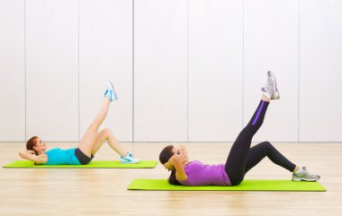 İki sportif kadın fitness Club