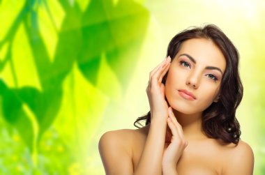 genç kadın çiçek zemin üzerine