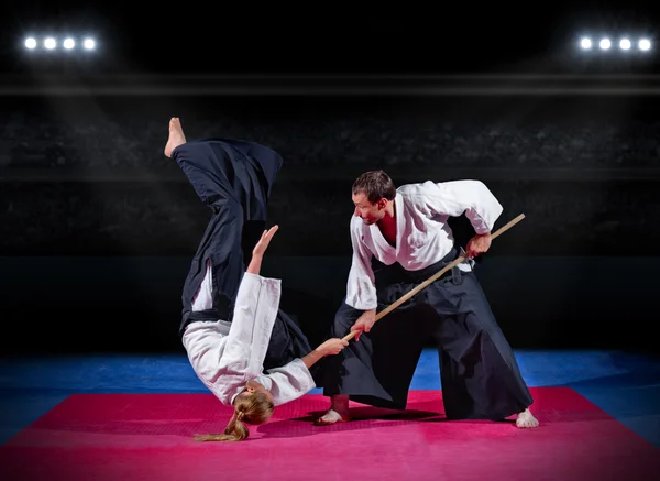 Luta entre dois lutadores de artes marciais — Fotografia de Stock