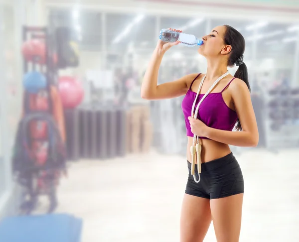 Mujer deportiva en el club de fitness — Foto de Stock