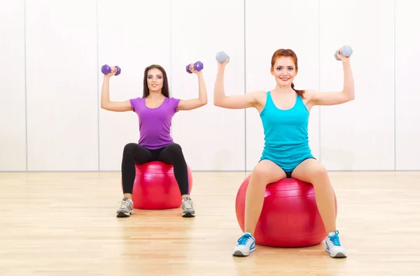 Dos mujeres deportistas en el gimnasio —  Fotos de Stock