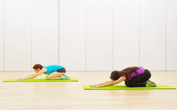 Two sporty women at fitness club — Stock Photo, Image