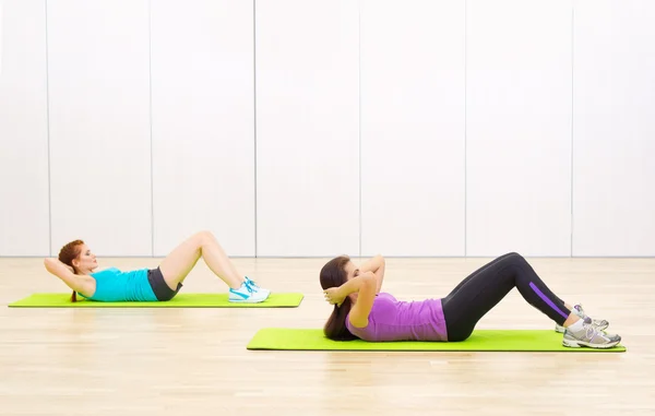 Duas mulheres desportivas no clube de fitness — Fotografia de Stock