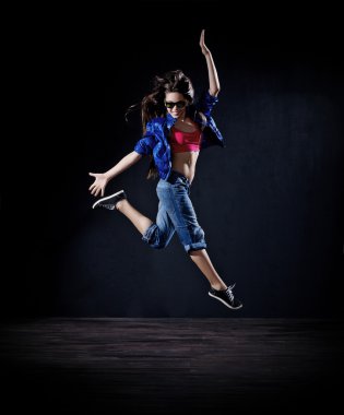 Modern dansçı kız (karanlık ver)