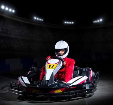 Genç kız karting yarışçısı