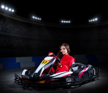 Genç kız karting yarışçısı