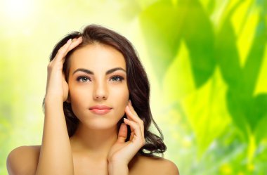 Sağlıklı kıza çiçek arka plan