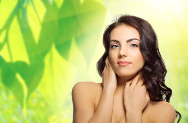 Sağlıklı kıza çiçek arka plan