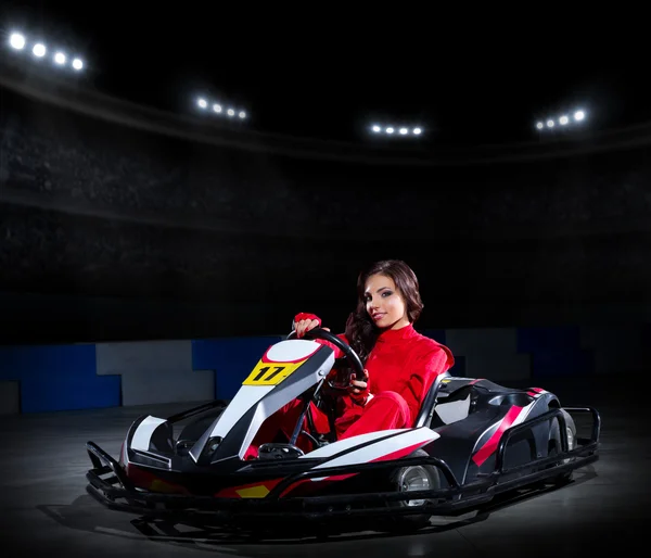 Jong meisje karting racer — Stockfoto