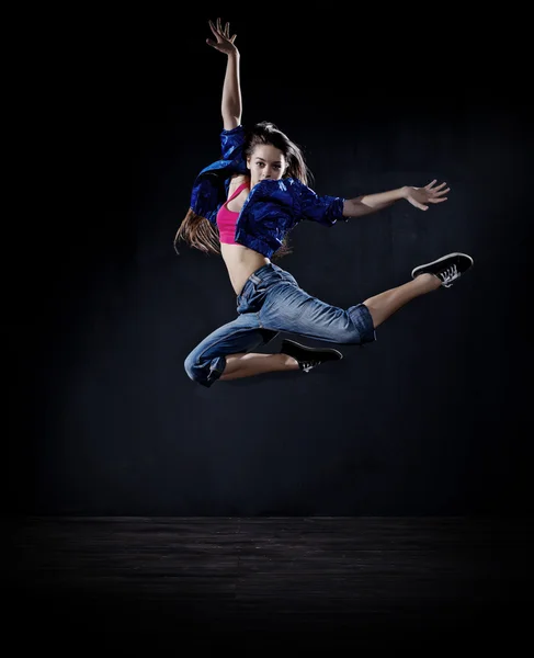 Девушка современная танцовщица (темная версия ) — стоковое фото