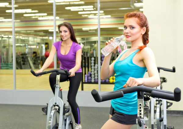 Two girls at fitness club — Stock Photo, Image