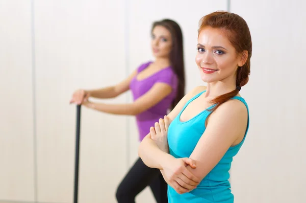 Duas meninas no clube de fitness — Fotografia de Stock