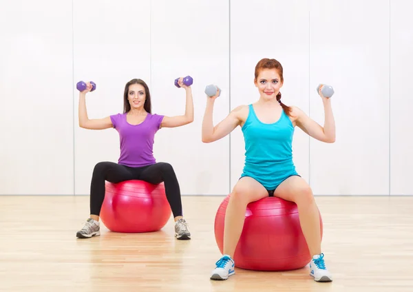 Two sporty girls at fitness club — Stock Photo, Image