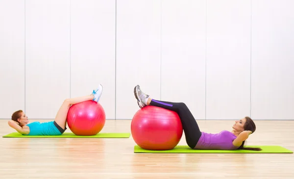 Two sporty girls at fitness club — Stock Photo, Image